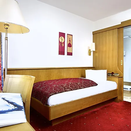 Отель Hotel Innsbruck 4*